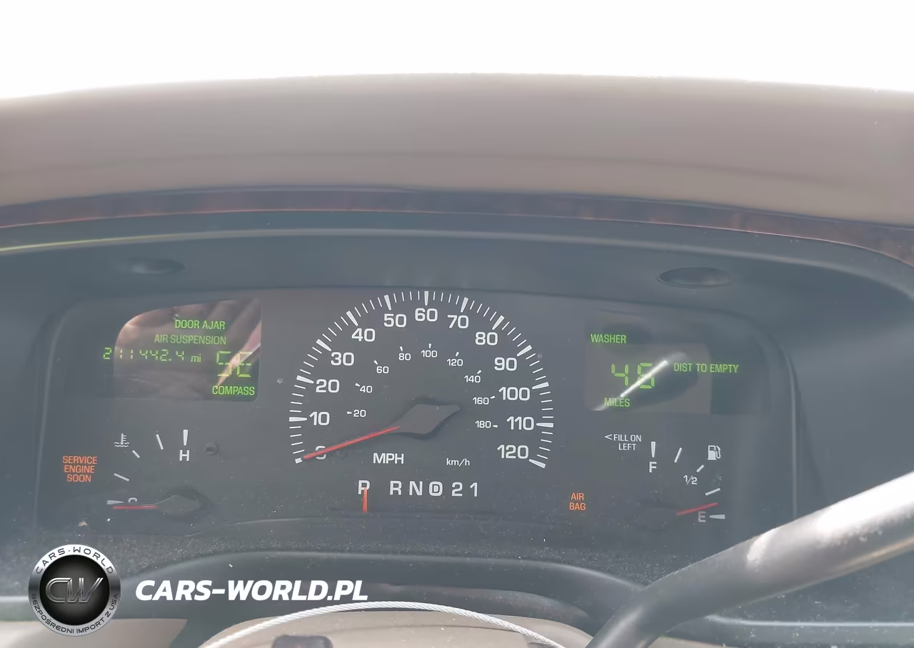 2000 Lincoln Town Car Signature VIN:1LNHM82W5YY928287 - 7