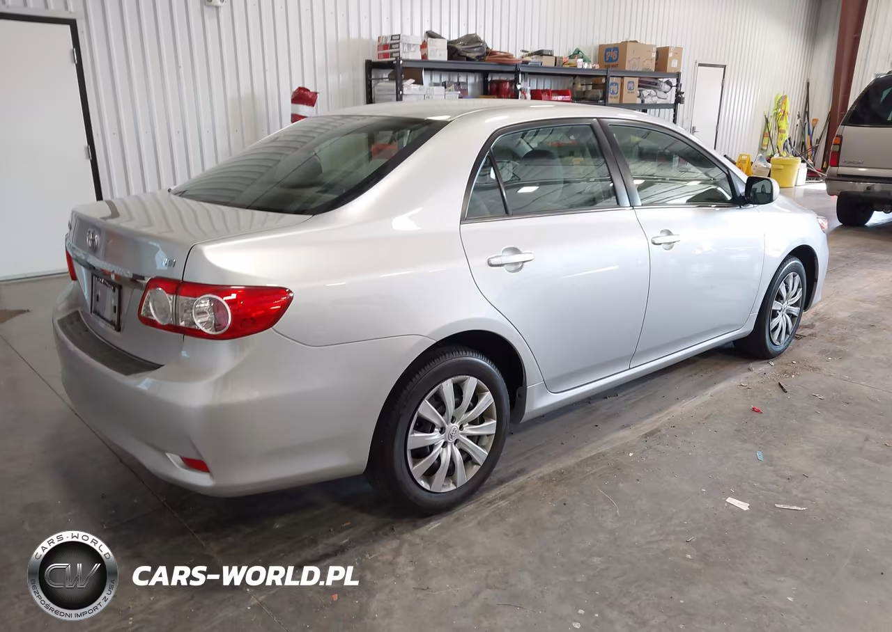 2013 Toyota Corolla Le VIN:JTDBU4EE7DJ121472 - 4