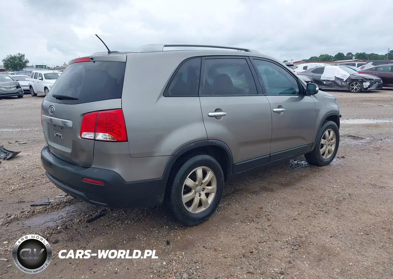 2013 Kia Sorento Lx V6 VIN:5XYKT4A21DG338787 - 4