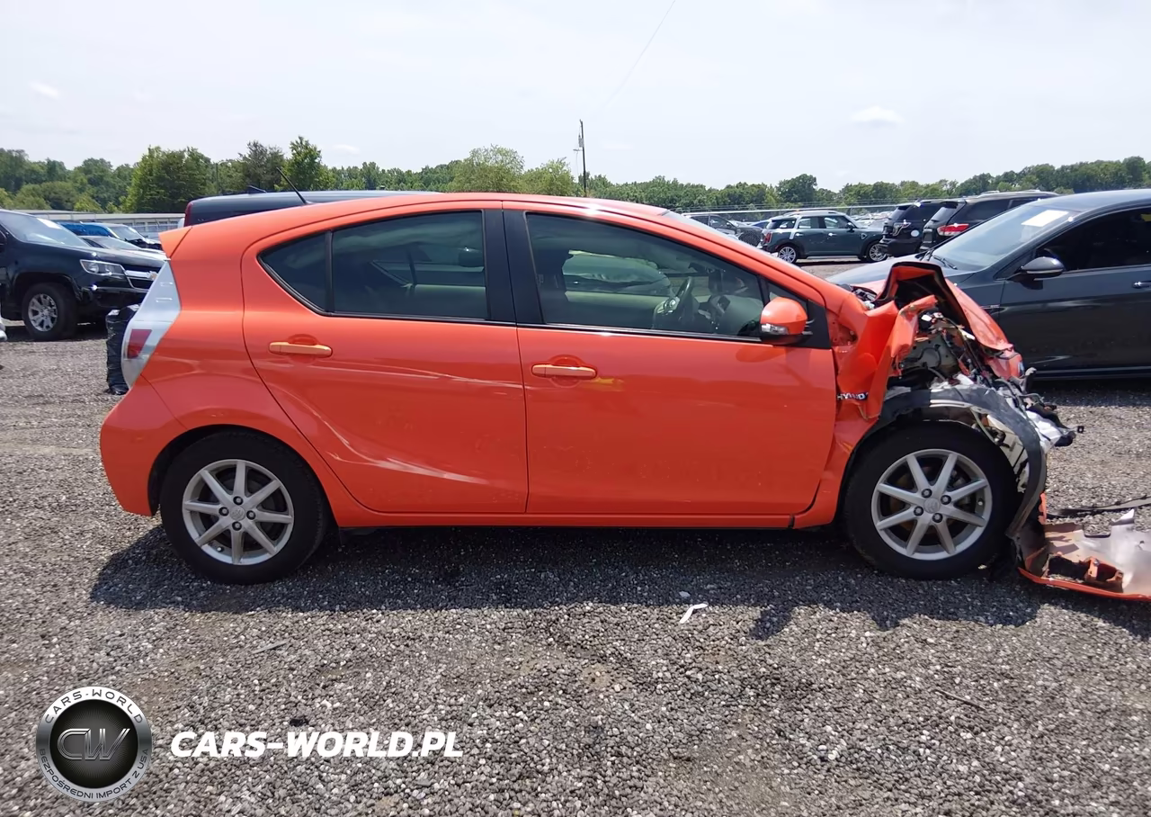2014 Toyota Prius C Three VIN:JTDKDTB31E1074454 - 13