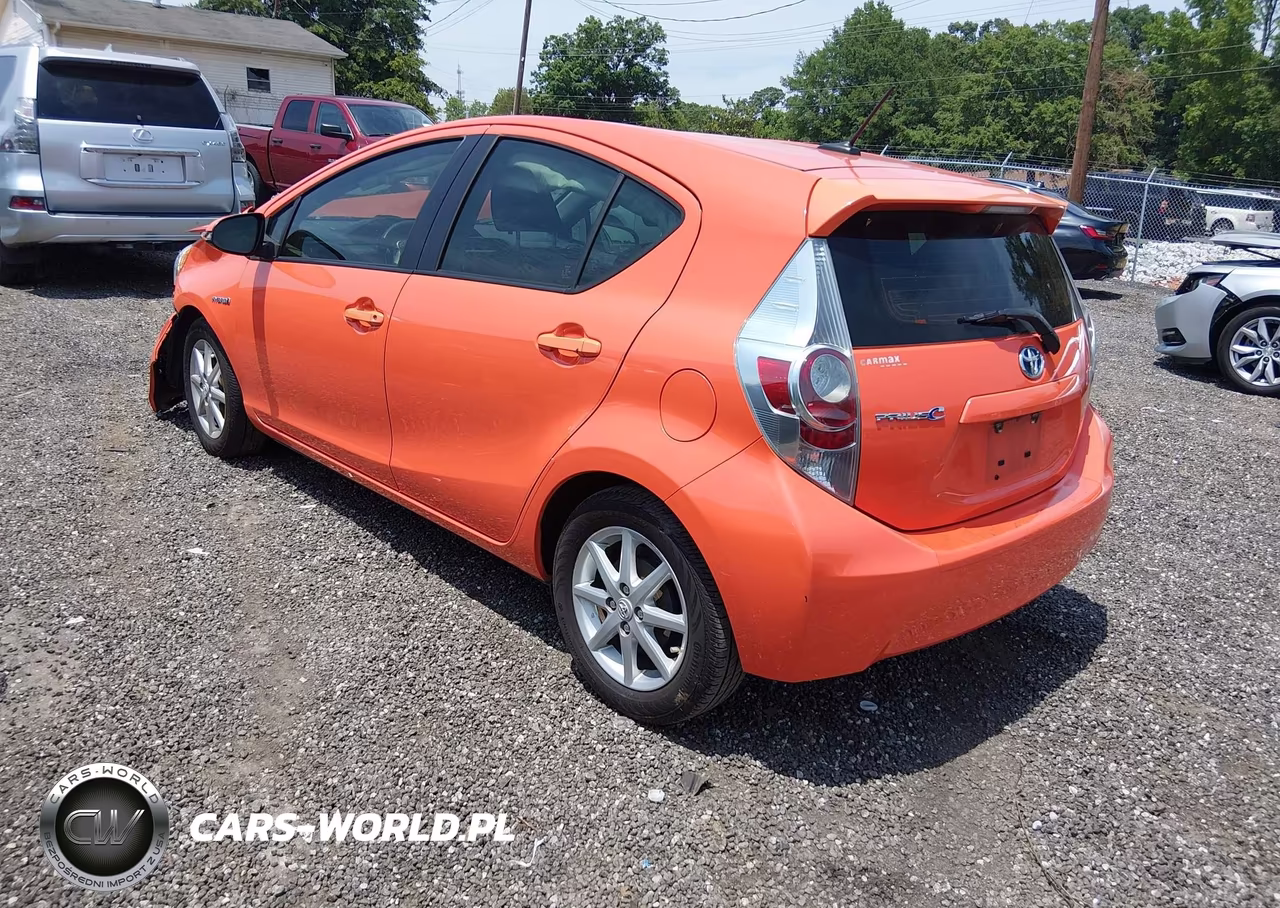 2014 Toyota Prius C Three VIN:JTDKDTB31E1074454 - 3