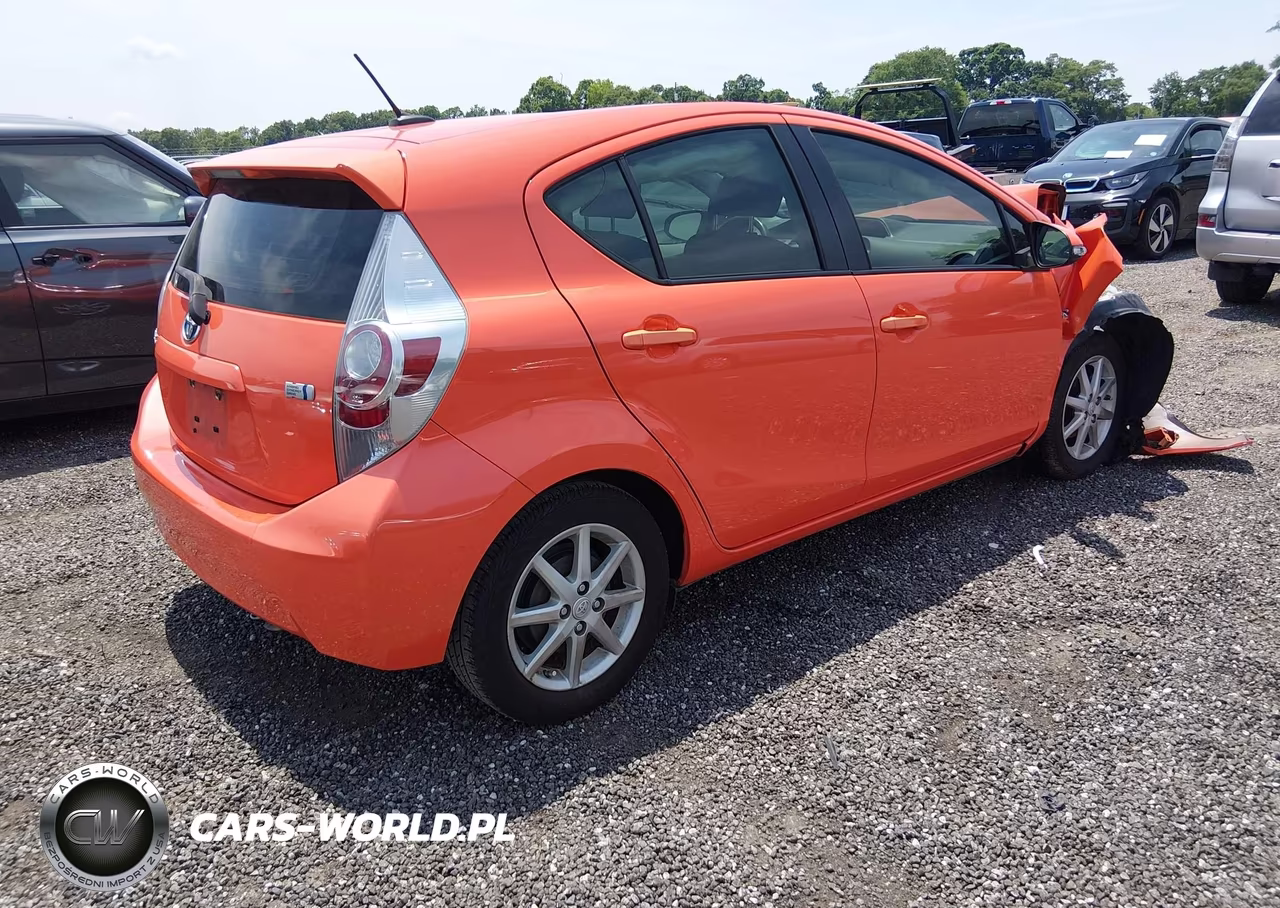 2014 Toyota Prius C Three VIN:JTDKDTB31E1074454 - 4