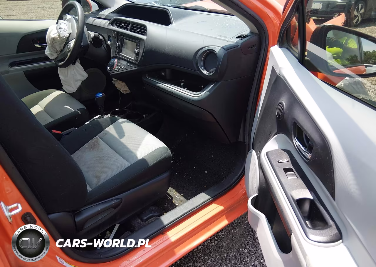 2014 Toyota Prius C Three VIN:JTDKDTB31E1074454 - 5