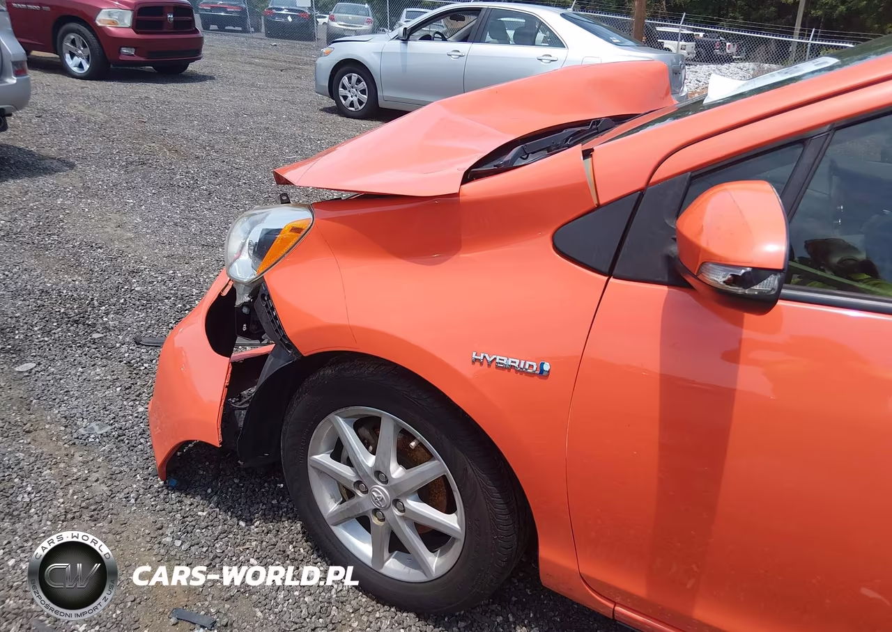 2014 Toyota Prius C Three VIN:JTDKDTB31E1074454 - 6