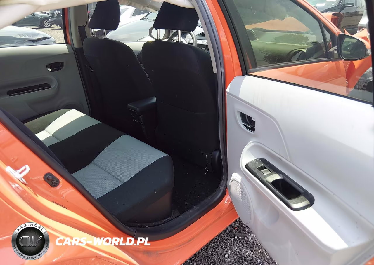 2014 Toyota Prius C Three VIN:JTDKDTB31E1074454 - 8