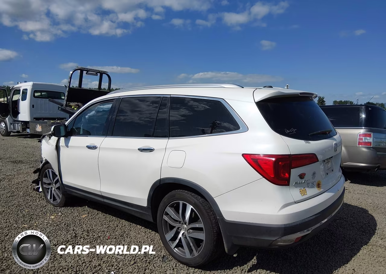 2018 Honda Pilot Touring VIN:5FNYF6H97JB043793 - 3