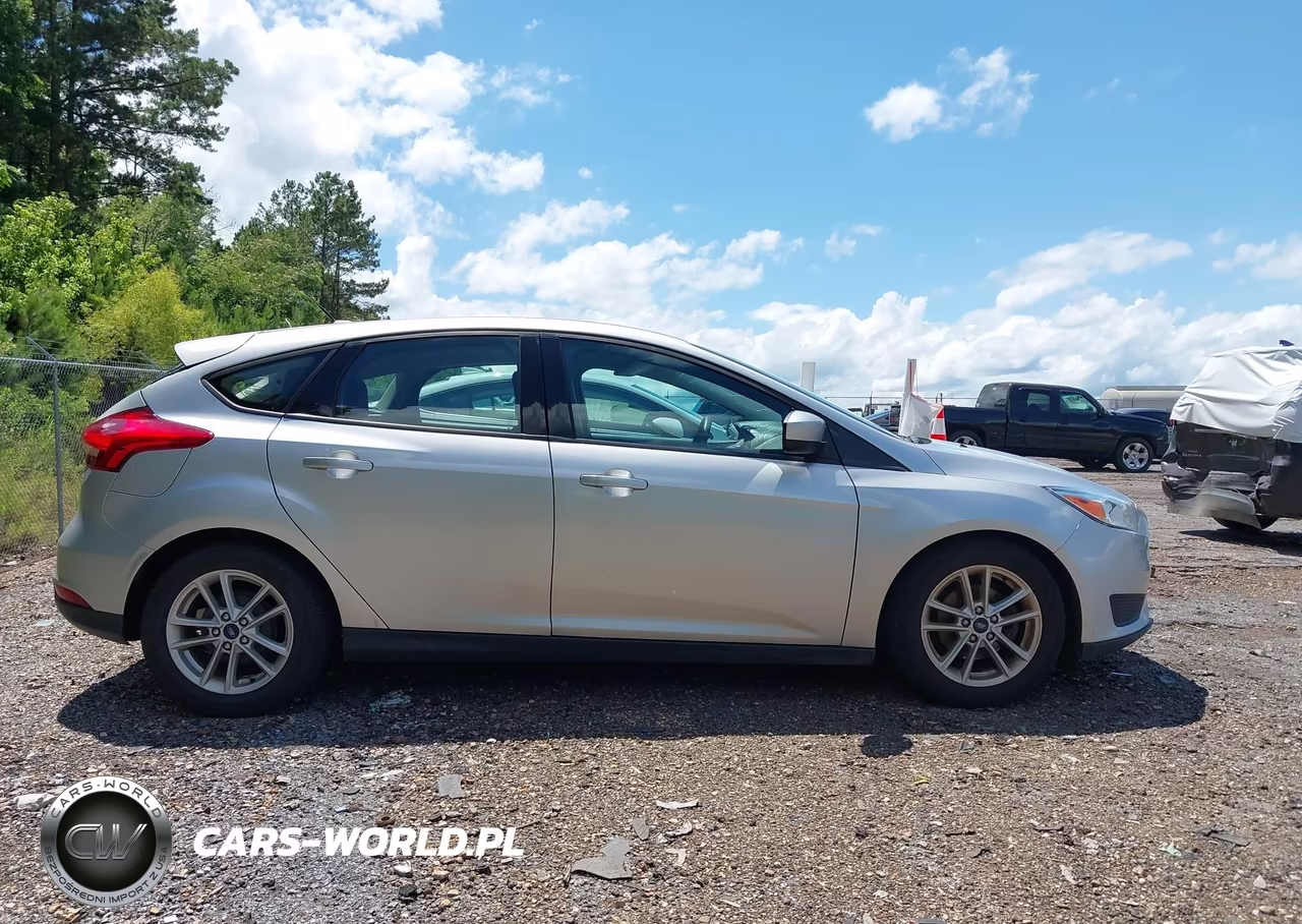 2018 Ford Focus Se VIN:1FADP3K22JL315191 - 13