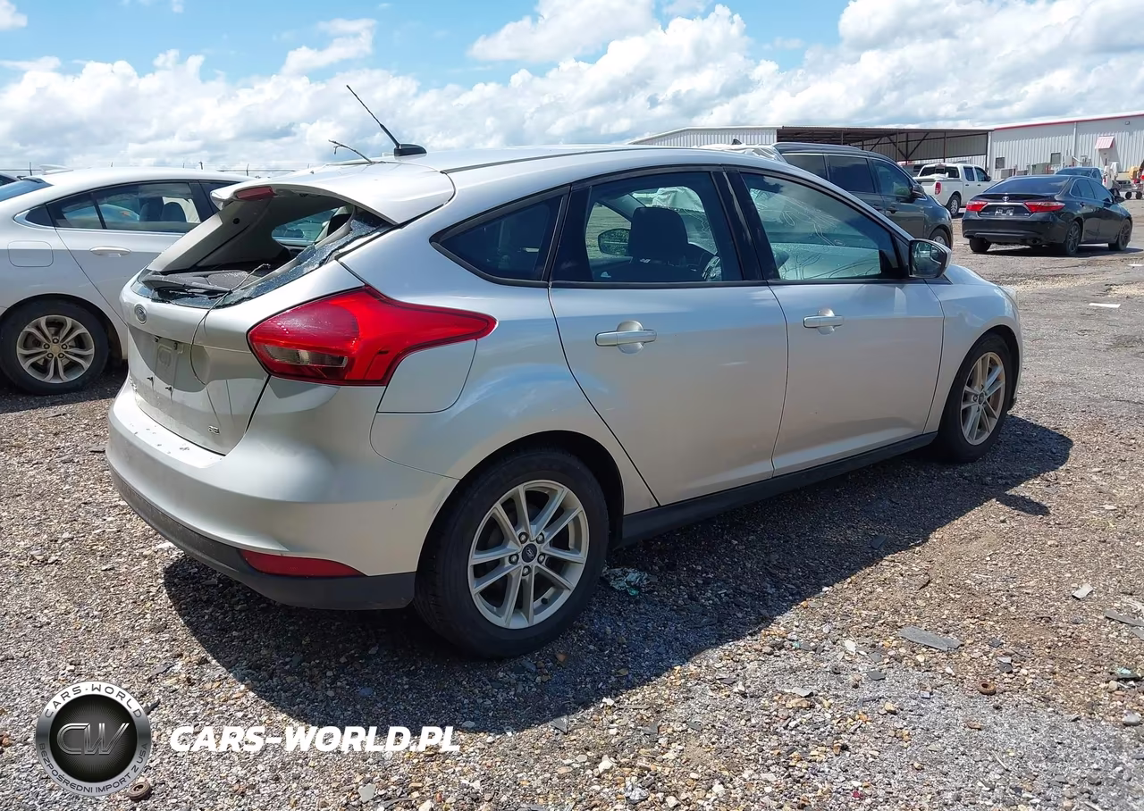 2018 Ford Focus Se VIN:1FADP3K22JL315191 - 4