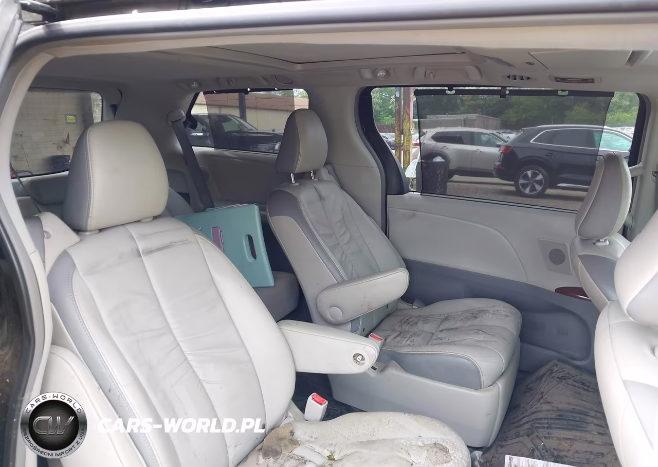 2011 Toyota Sienna Limited V6 VIN:5TDYK3DCXBS119841 - 8