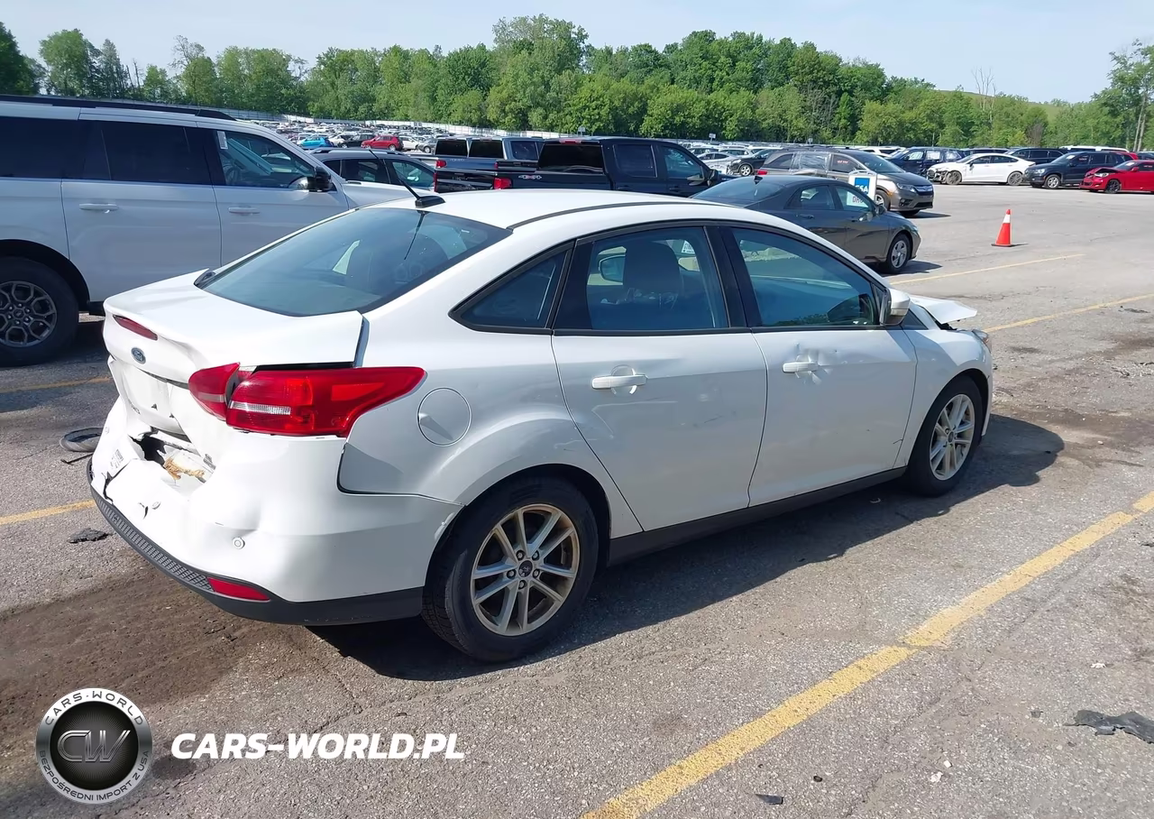2016 Ford Focus Se VIN:1FADP3F21GL294806 - 4