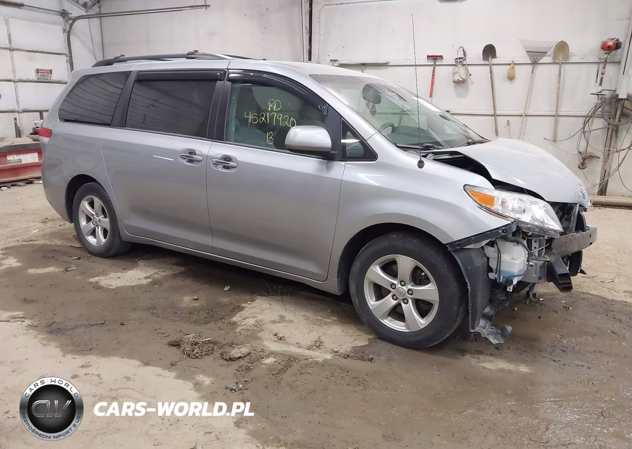 2013 Toyota Sienna Le V6 8 Passenger