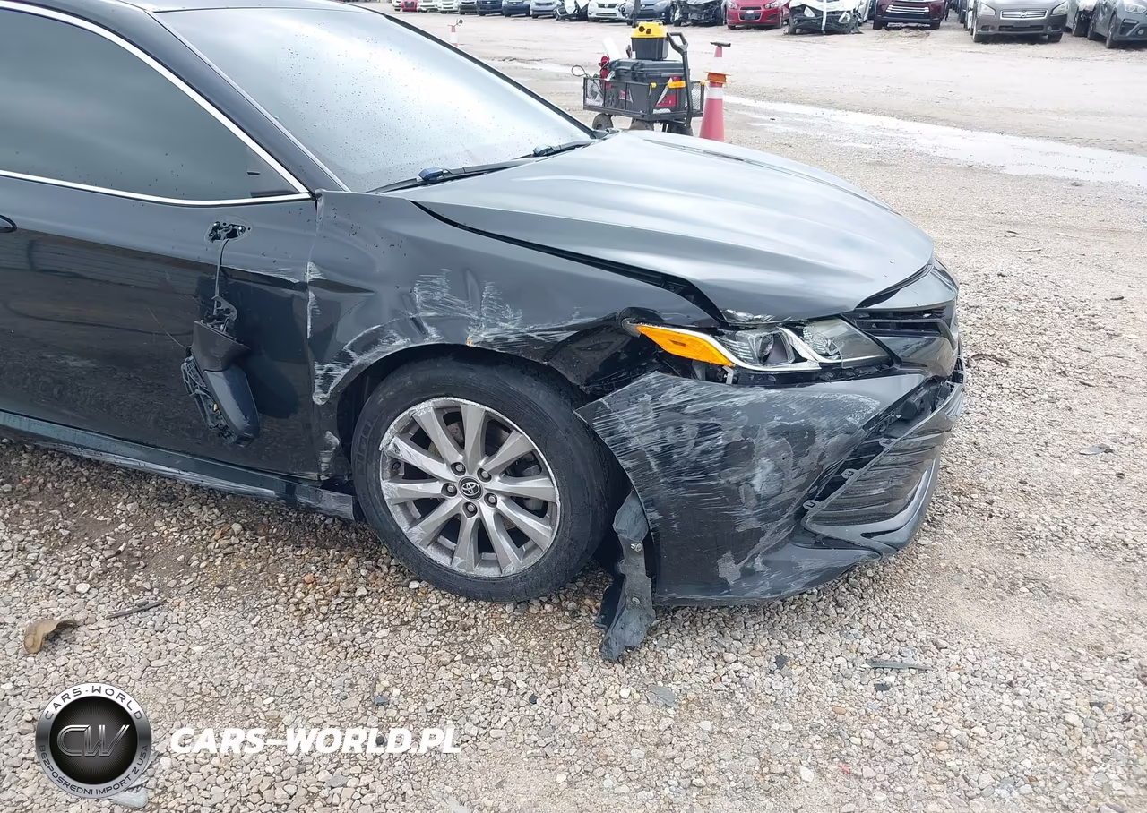 2019 Toyota Camry Le VIN:4T1B11HK5KU216953 - 17