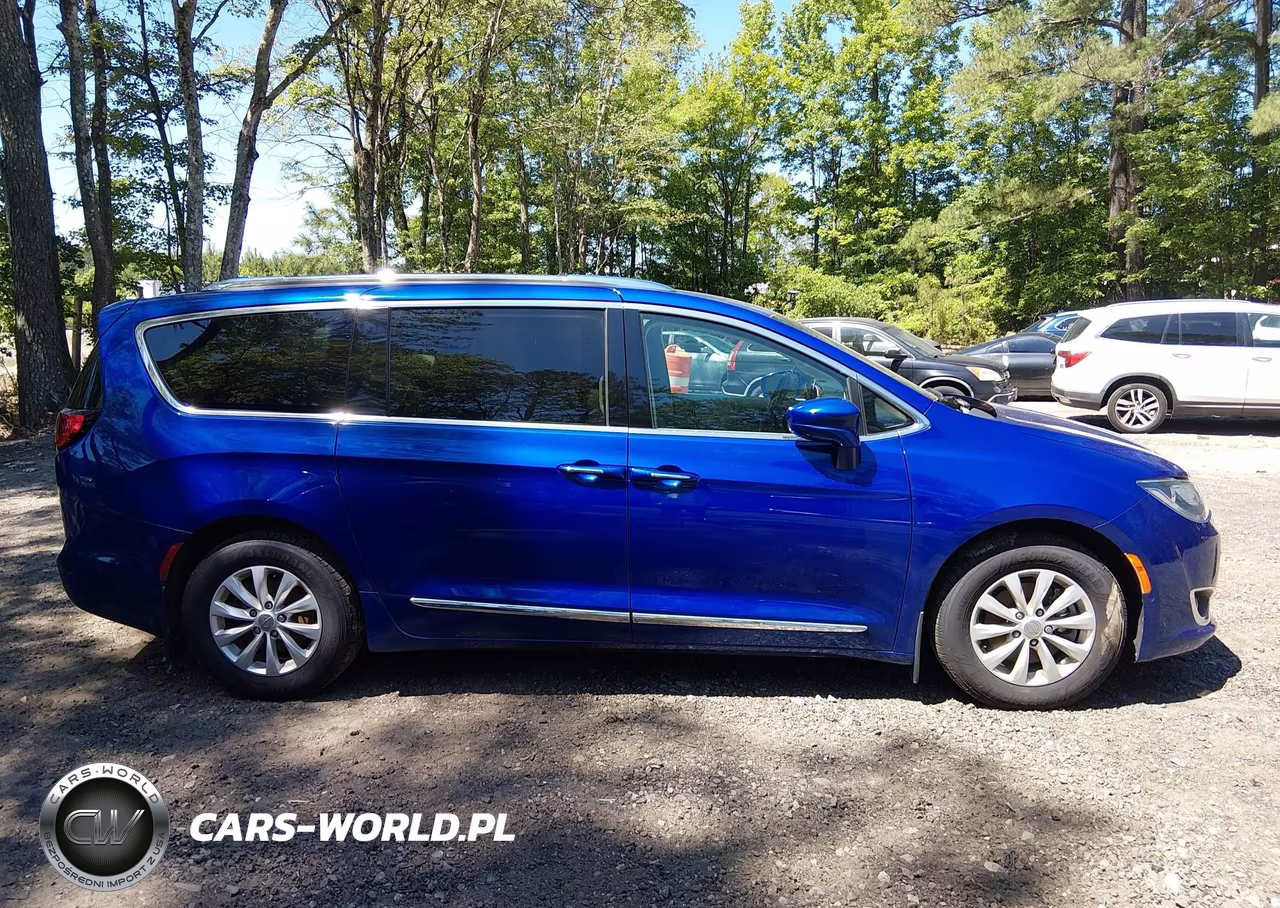 2018 Chrysler Pacifica Touring L VIN:2C4RC1BG5JR330691 - 13