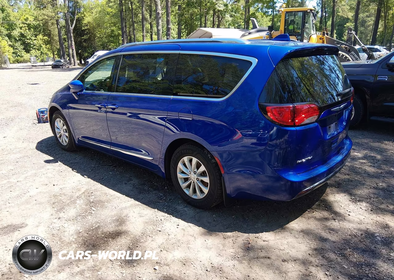2018 Chrysler Pacifica Touring L VIN:2C4RC1BG5JR330691 - 3