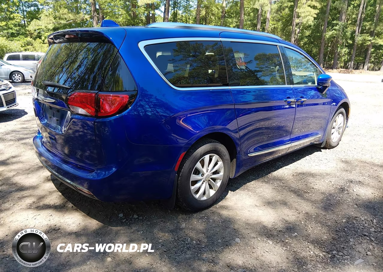 2018 Chrysler Pacifica Touring L VIN:2C4RC1BG5JR330691 - 4