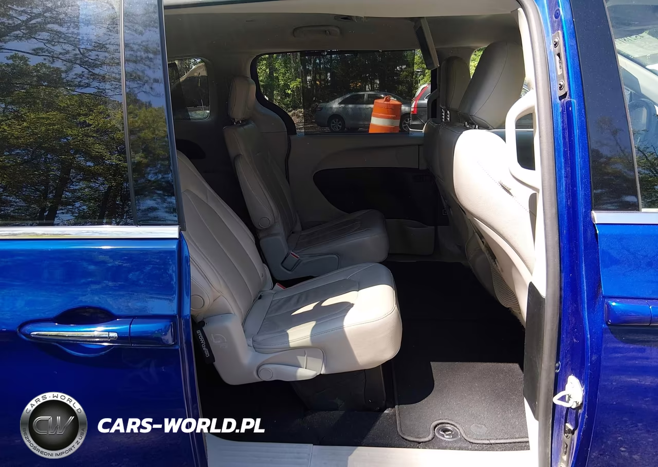 2018 Chrysler Pacifica Touring L VIN:2C4RC1BG5JR330691 - 8