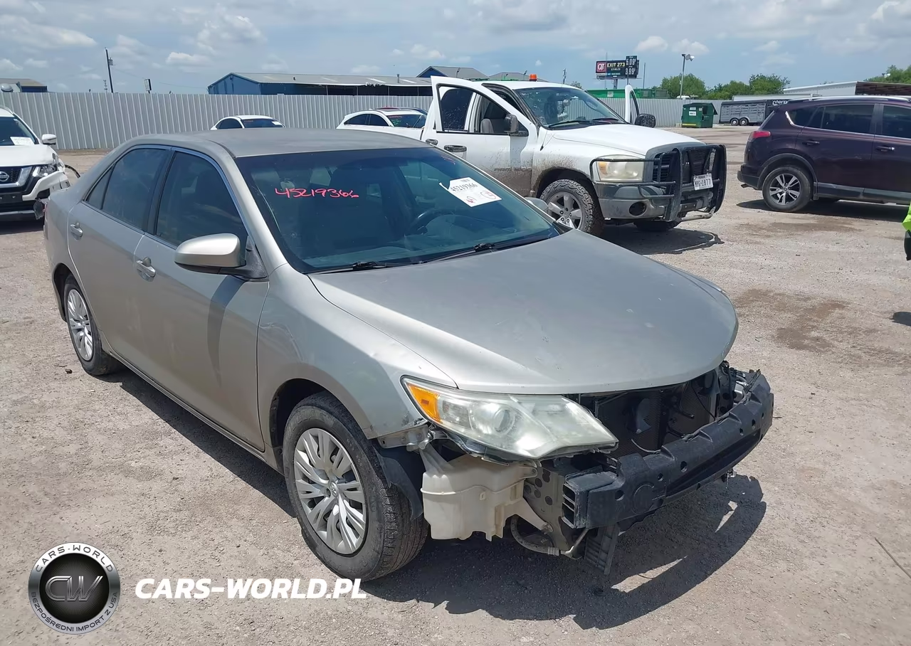 2014 Toyota Camry Le – zdjęcie 1 z 16
