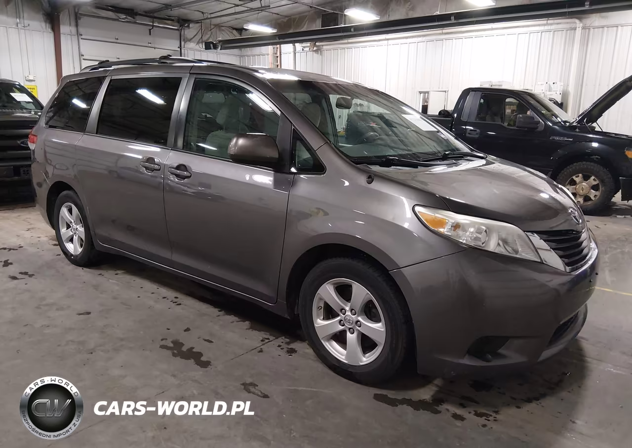 2013 Toyota Sienna Le V6 8 Passenger