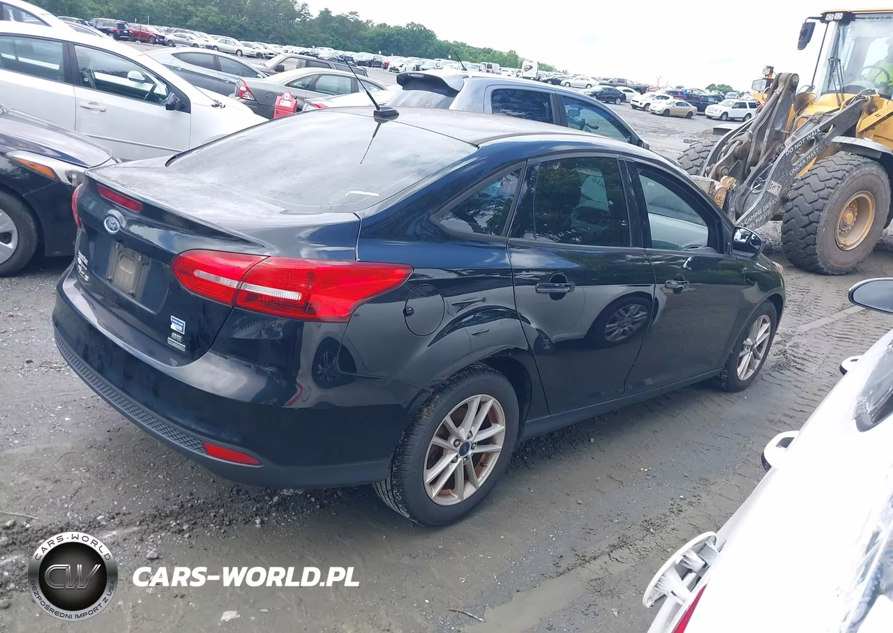 2018 Ford Focus Se VIN:1FADP3FE6JL255162 - 4