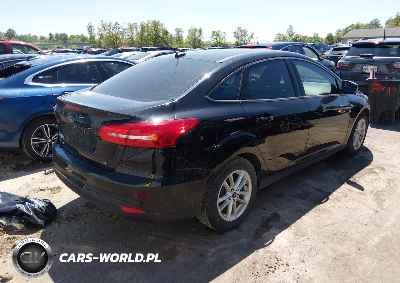 2017 Ford Focus Se VIN:1FADP3F23HL302731 - 4