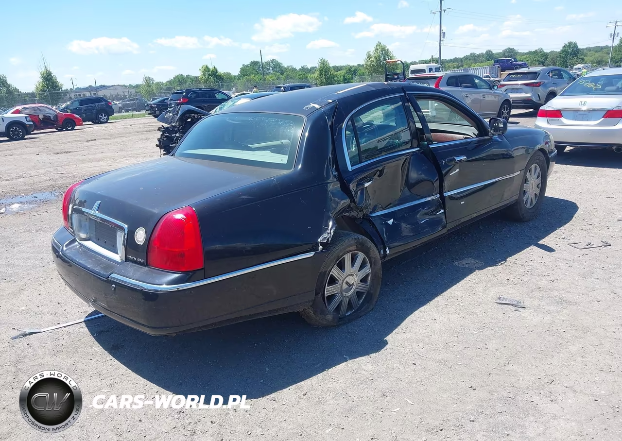 2004 Lincoln Town Car Ultimate VIN:1LNHM83W74Y601821 - 4