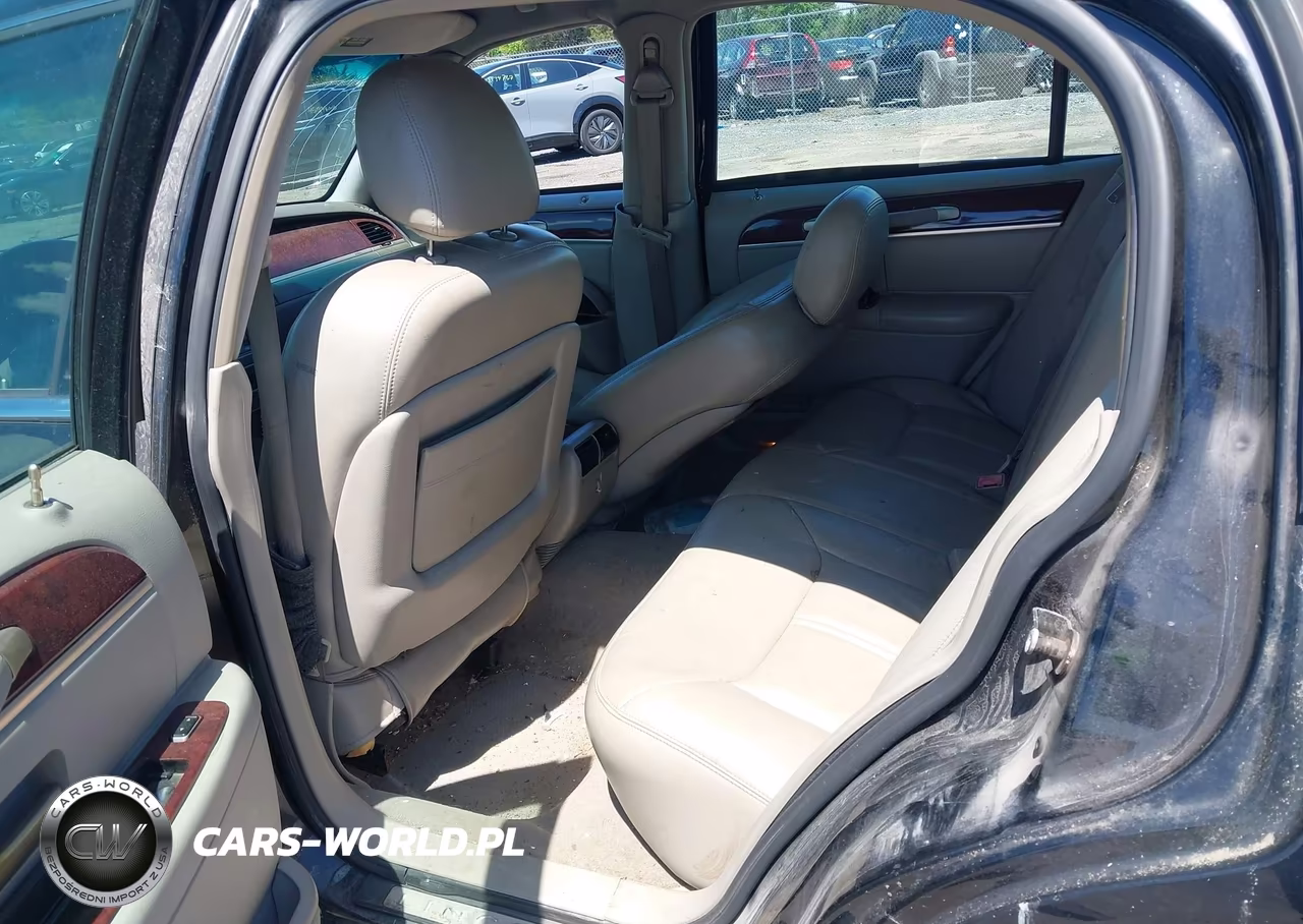 2004 Lincoln Town Car Ultimate VIN:1LNHM83W74Y601821 - 8
