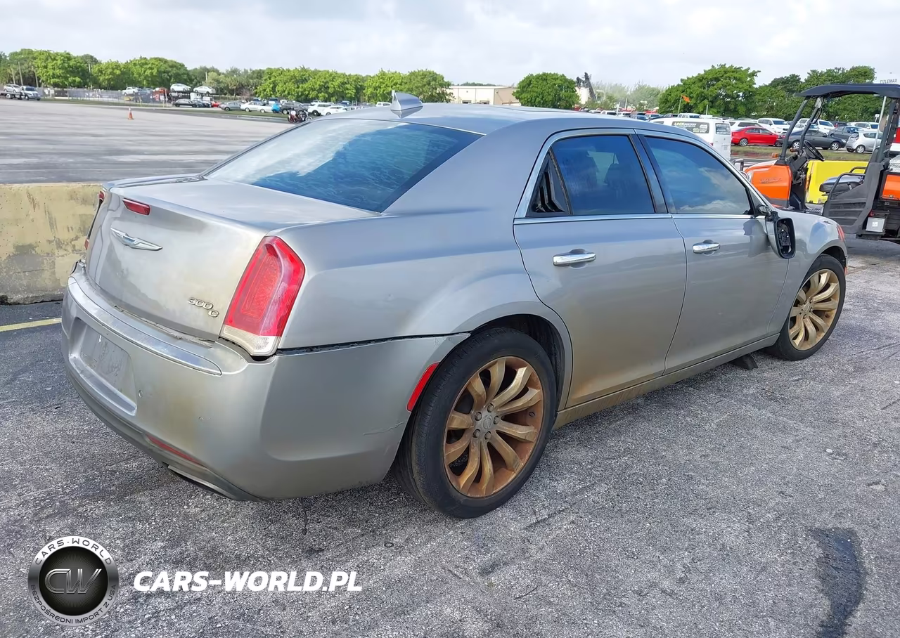 2017 Chrysler 300C VIN:2C3CCAEG6HH590863 - 4