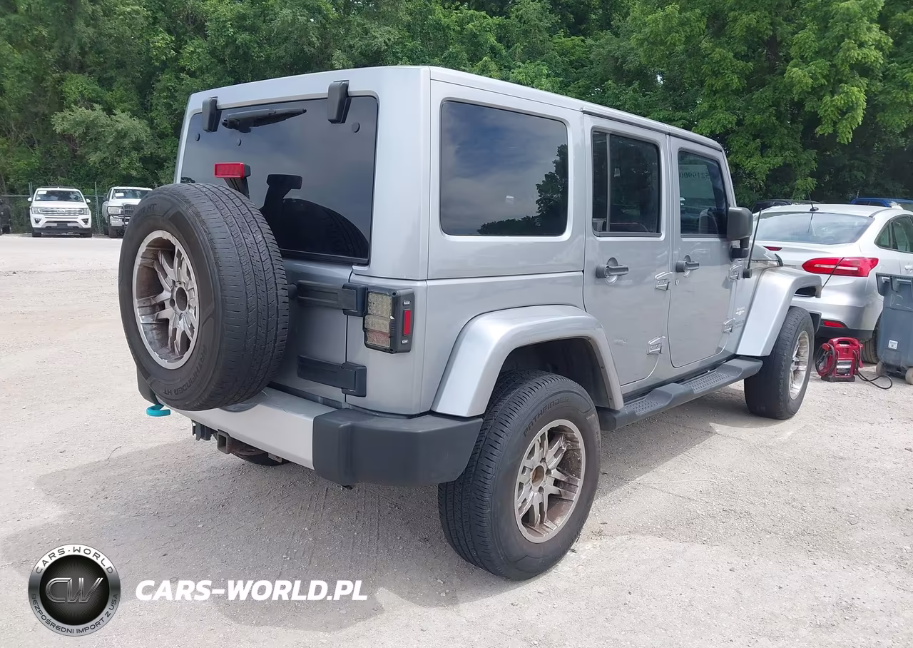 2013 Jeep Wrangler Unlimited Sahara VIN:1C4HJWEG5DL555037 - 4