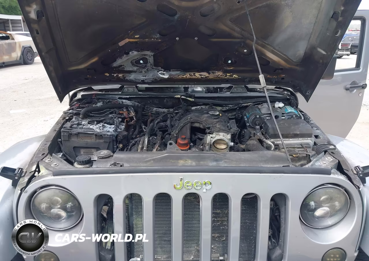 2013 Jeep Wrangler Unlimited Sahara VIN:1C4HJWEG5DL555037 - 6