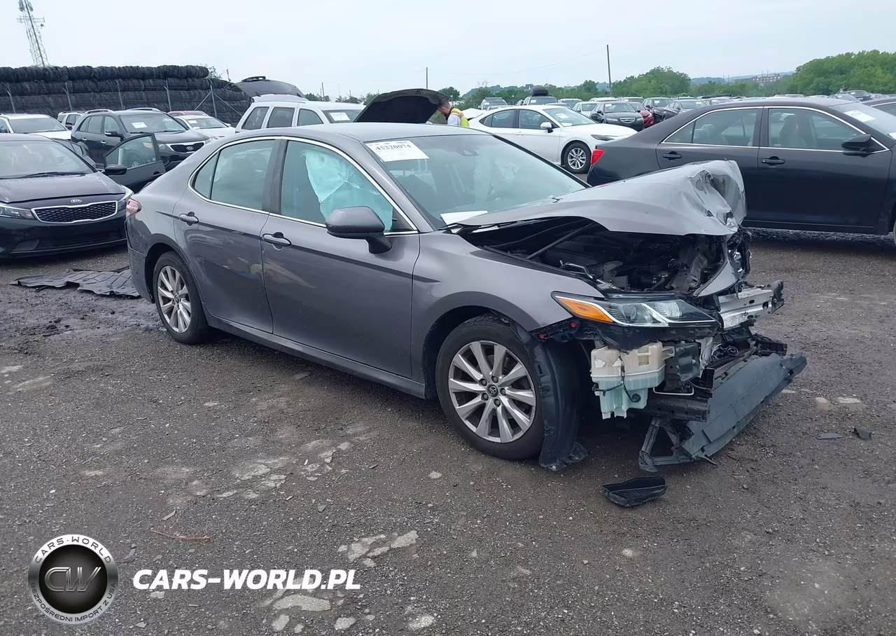 2018 Toyota Camry Le – zdjęcie 1 z 16