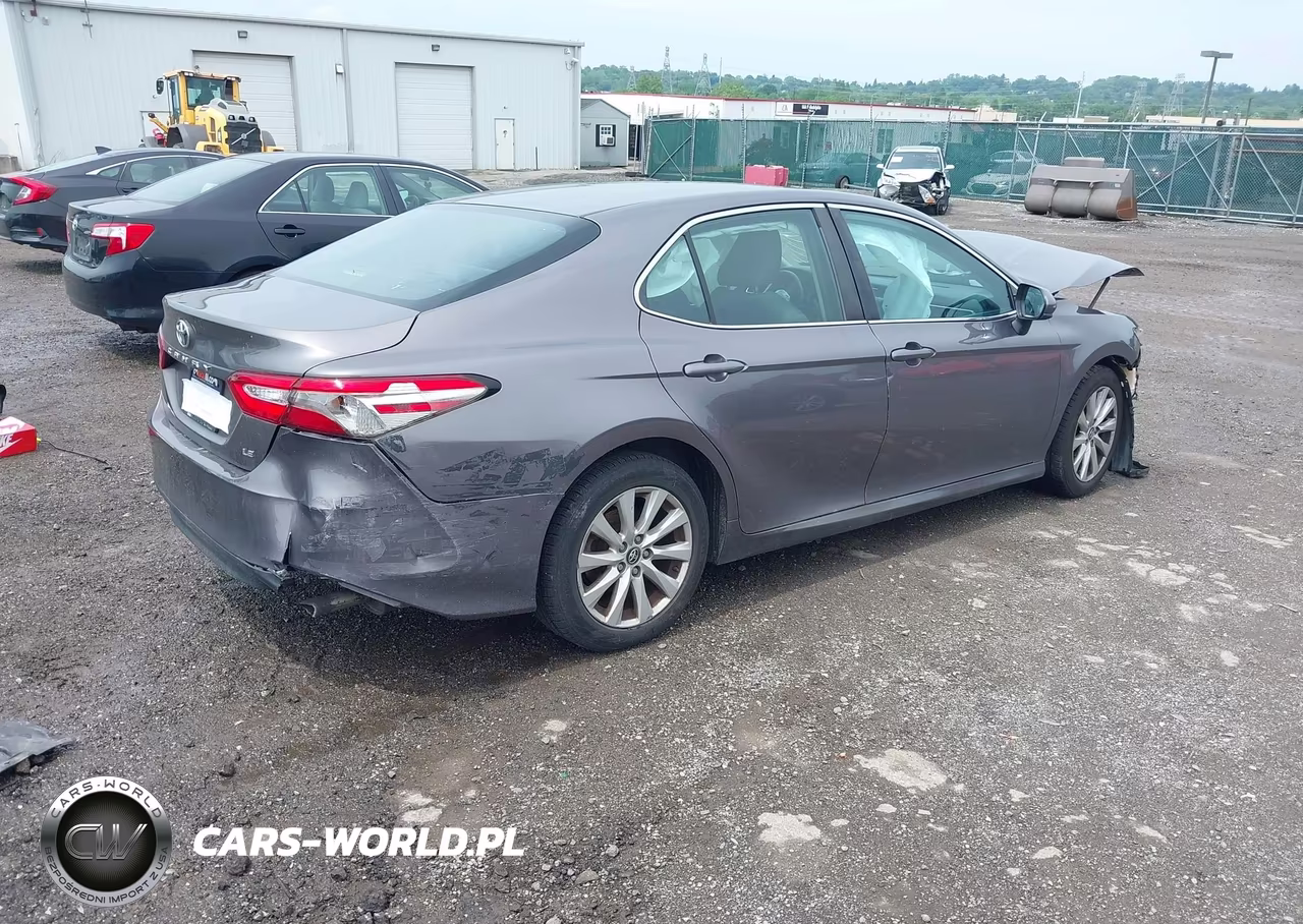 2018 Toyota Camry Le VIN:4T1B11HK3JU548615 - 4