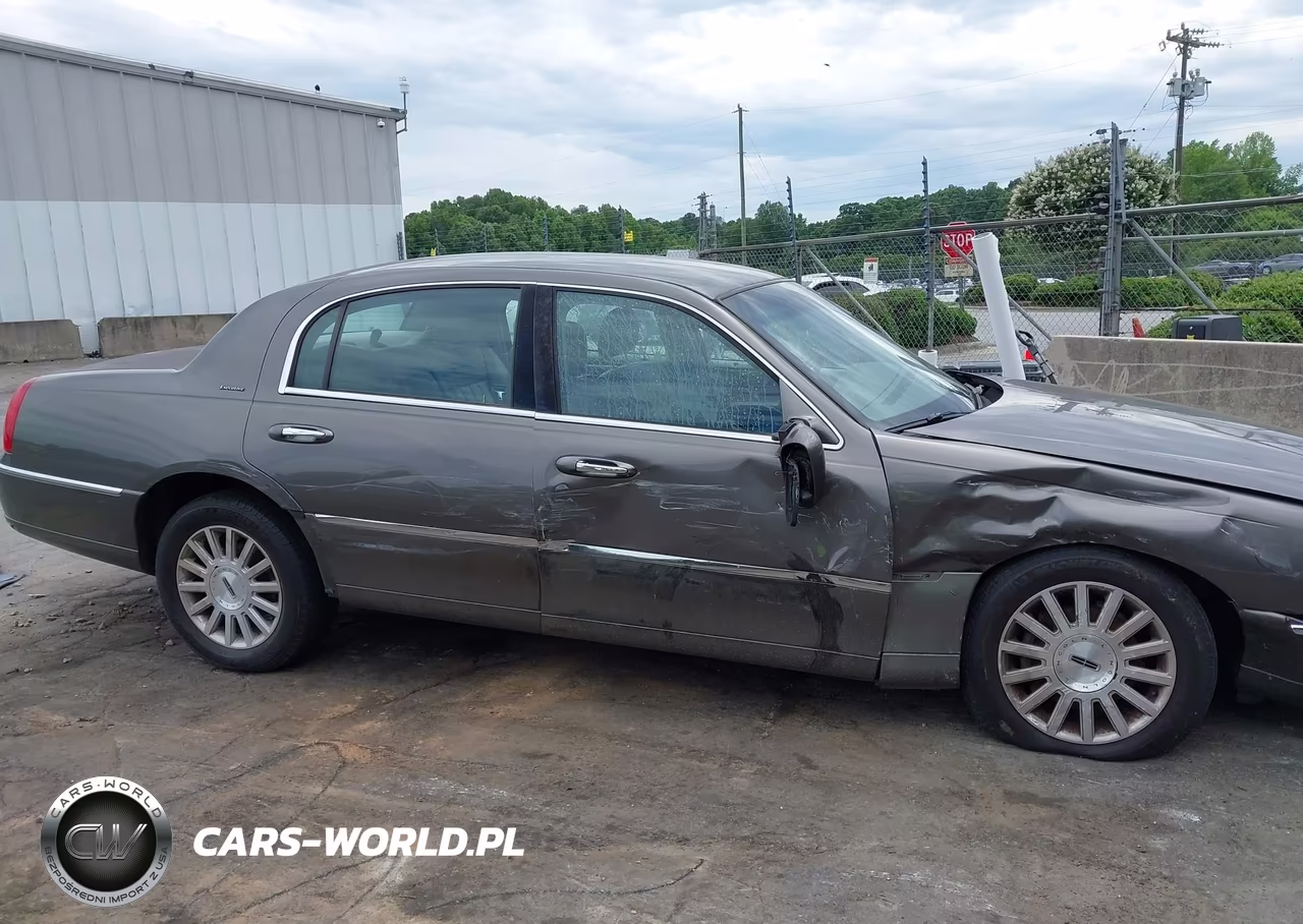 2003 Lincoln Town Car Executive VIN:1LNHM81W63Y623133 - 13