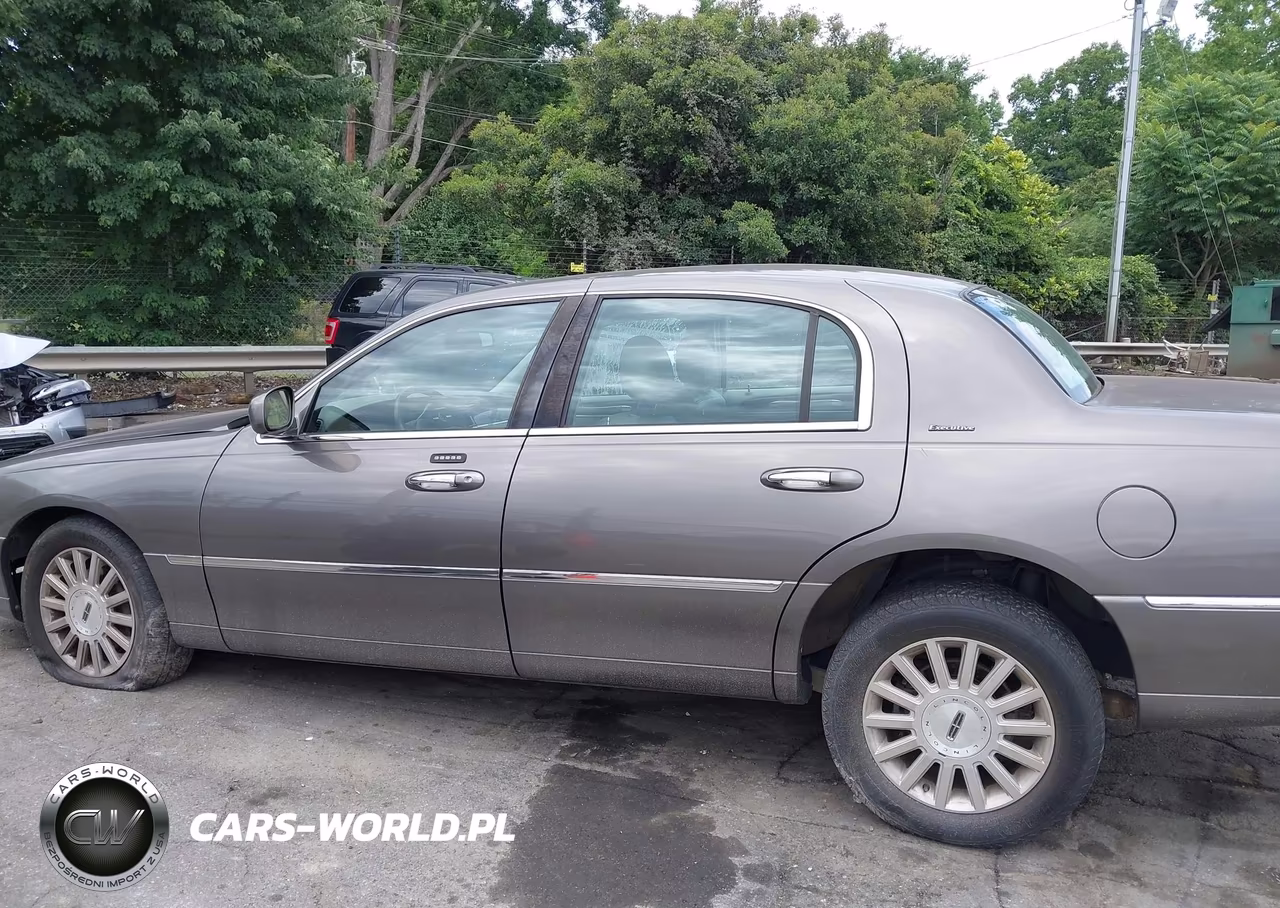 2003 Lincoln Town Car Executive VIN:1LNHM81W63Y623133 - 14