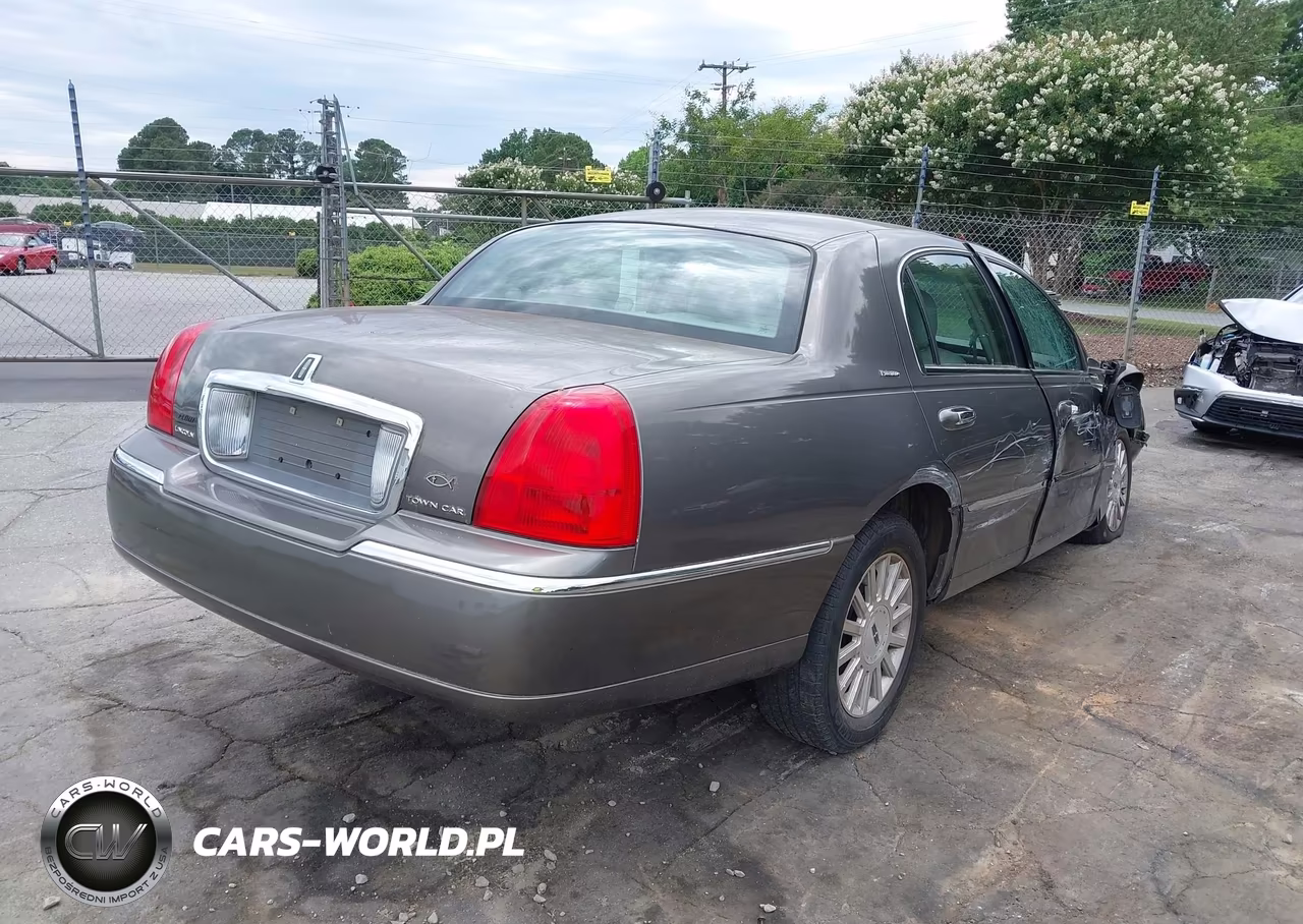 2003 Lincoln Town Car Executive VIN:1LNHM81W63Y623133 - 4