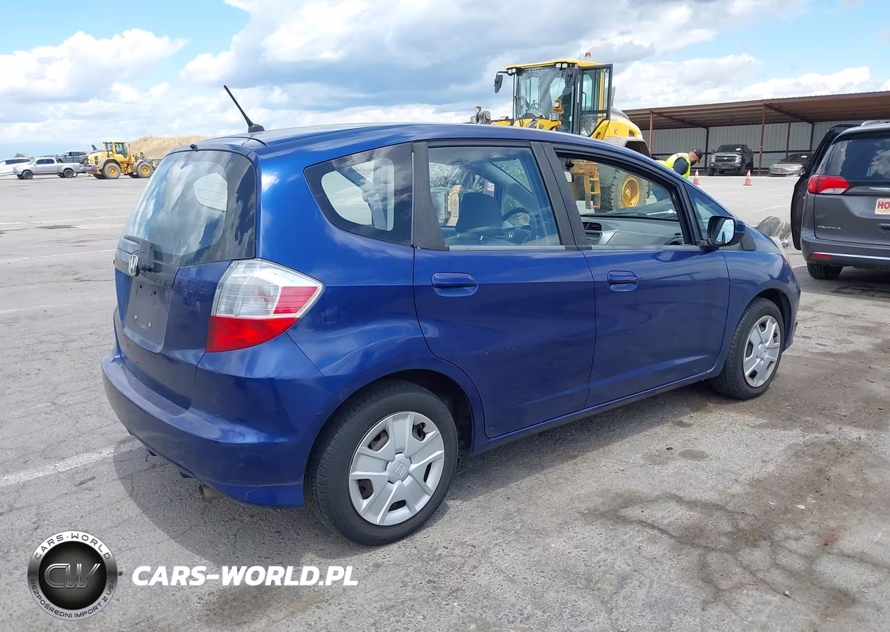 2013 Honda Fit VIN:JHMGE8H32DC047045 - 4