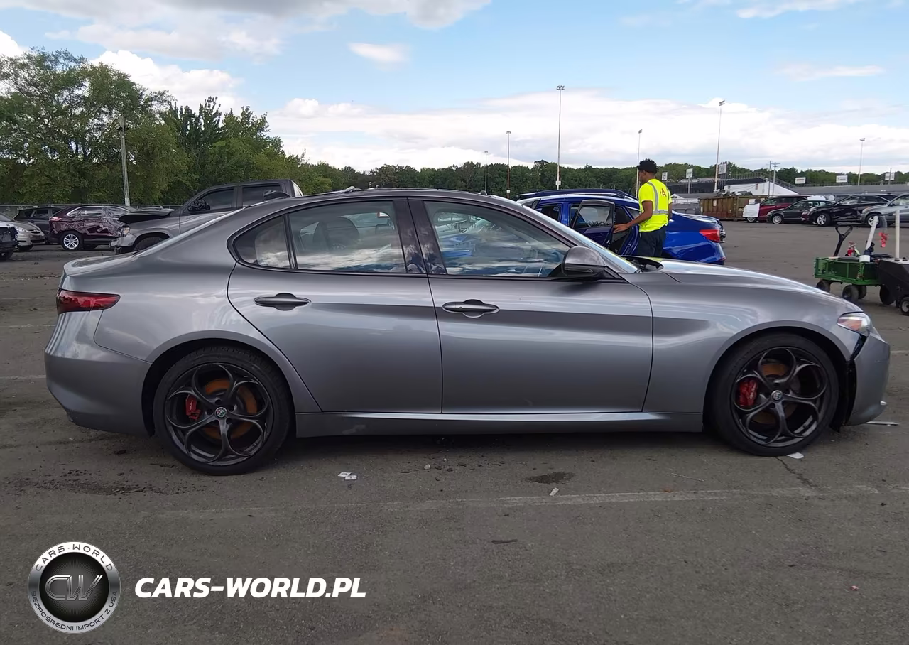 2018 Alfa Romeo Giulia Ti Sport VIN:ZARFAECNXJ7589925 - 12