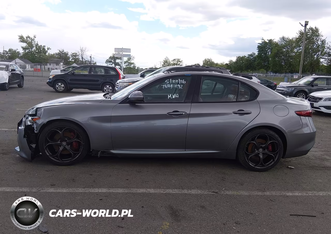 2018 Alfa Romeo Giulia Ti Sport VIN:ZARFAECNXJ7589925 - 13