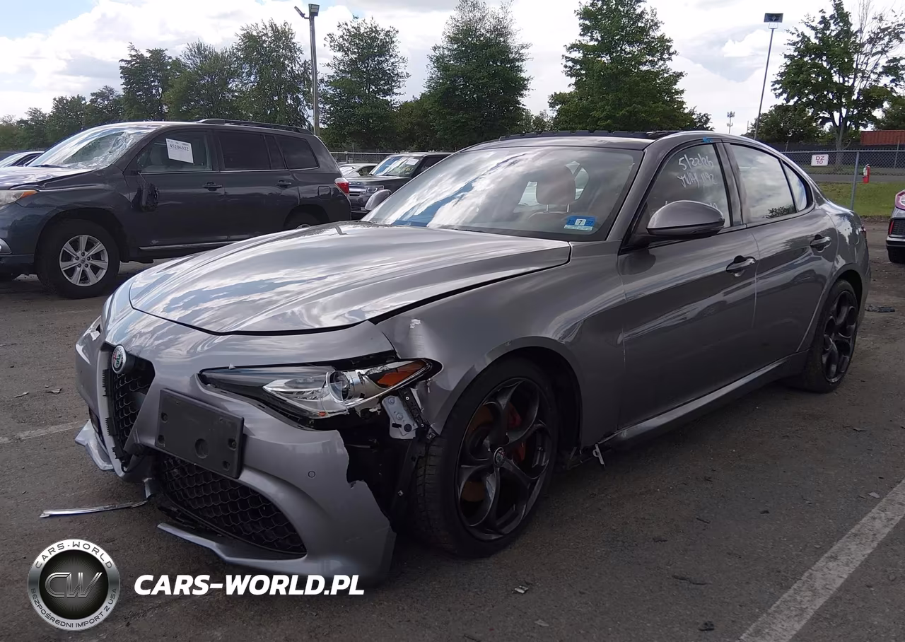 2018 Alfa Romeo Giulia Ti Sport VIN:ZARFAECNXJ7589925 - 2