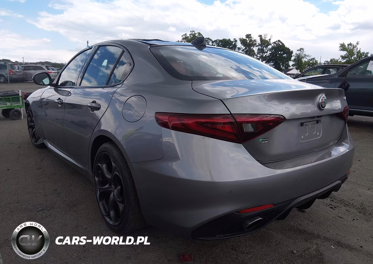 2018 Alfa Romeo Giulia Ti Sport VIN:ZARFAECNXJ7589925 - 3