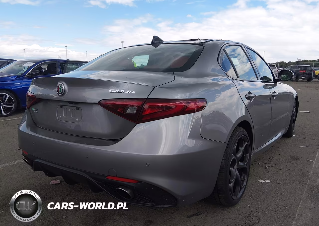 2018 Alfa Romeo Giulia Ti Sport VIN:ZARFAECNXJ7589925 - 4