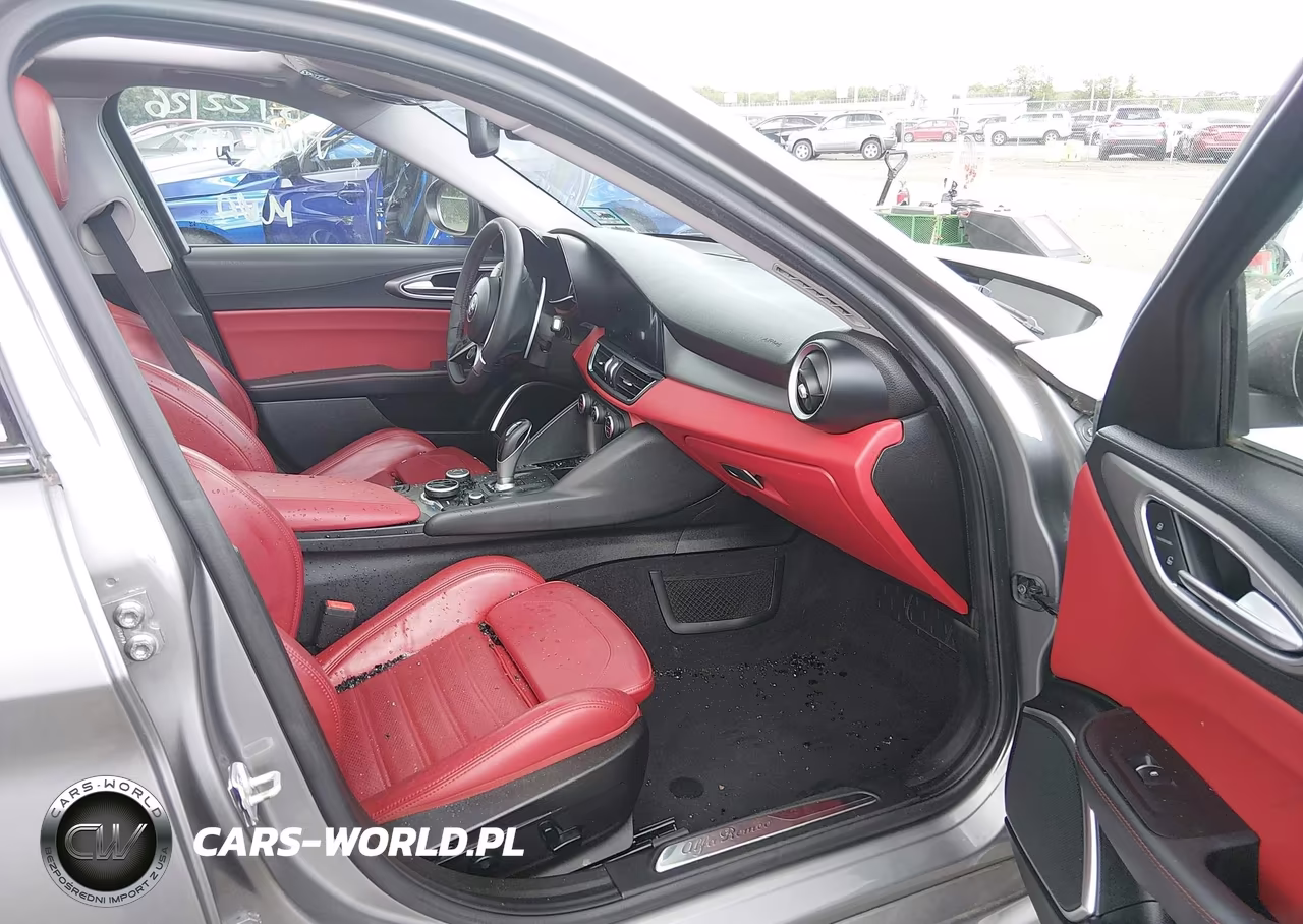 2018 Alfa Romeo Giulia Ti Sport VIN:ZARFAECNXJ7589925 - 5