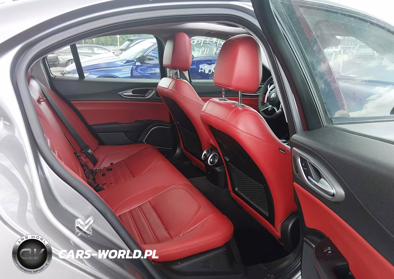 2018 Alfa Romeo Giulia Ti Sport VIN:ZARFAECNXJ7589925 - 8