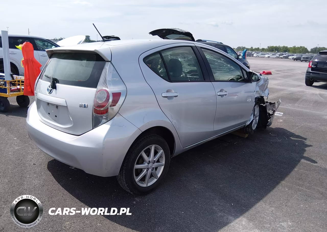 2014 Toyota Prius C Four VIN:JTDKDTB34E1081785 - 4