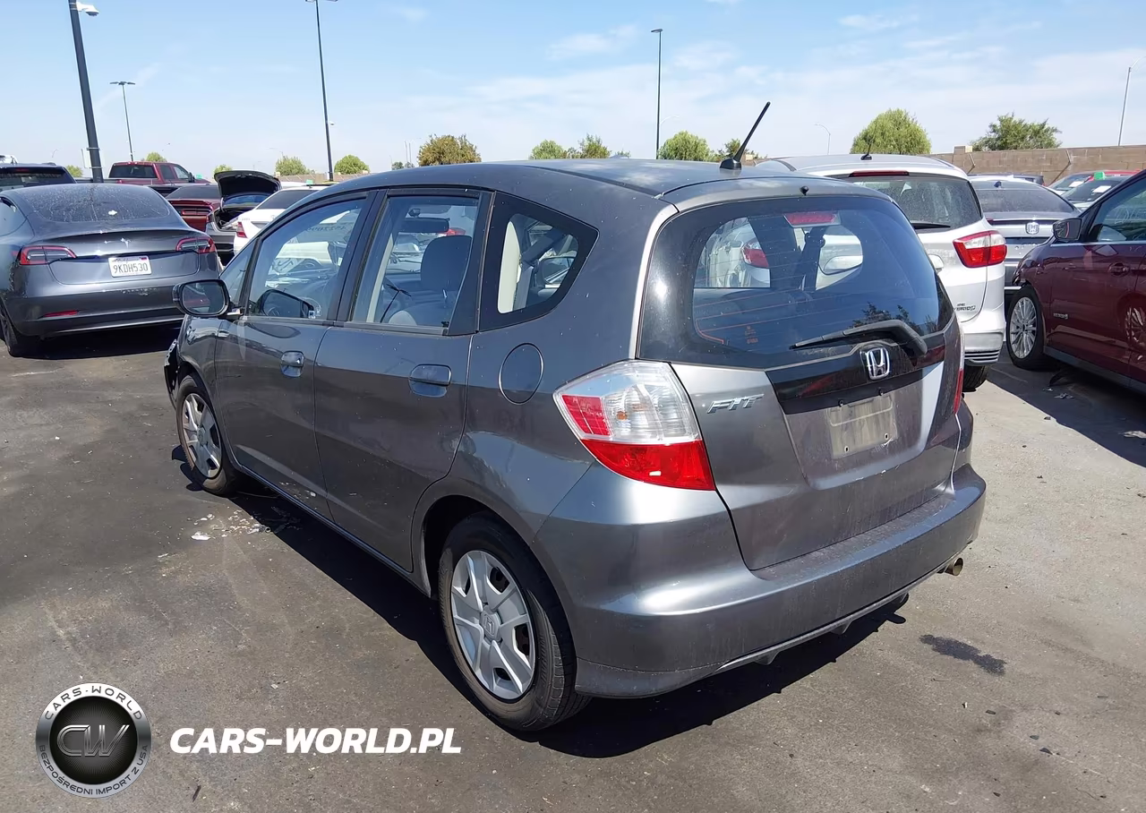 2013 Honda Fit VIN:JHMGE8H34DC075803 - 3