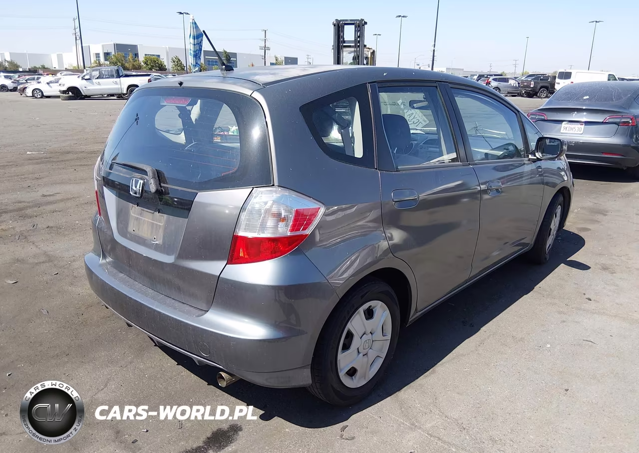2013 Honda Fit VIN:JHMGE8H34DC075803 - 4