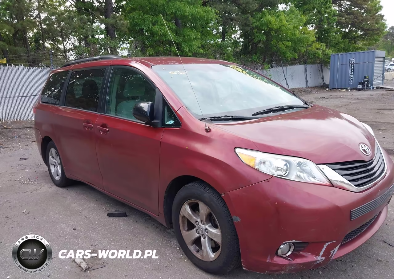2014 Toyota Sienna Le V6 8 Passenger