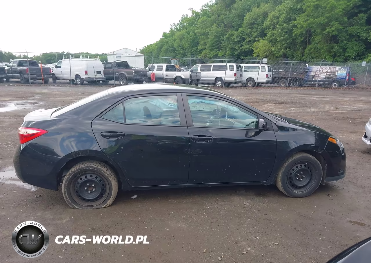 2018 Toyota Corolla Le VIN:5YFBURHE6JP839143 - 13