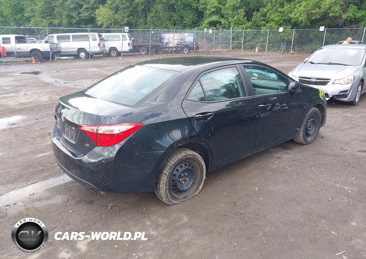 2018 Toyota Corolla Le VIN:5YFBURHE6JP839143 - 4