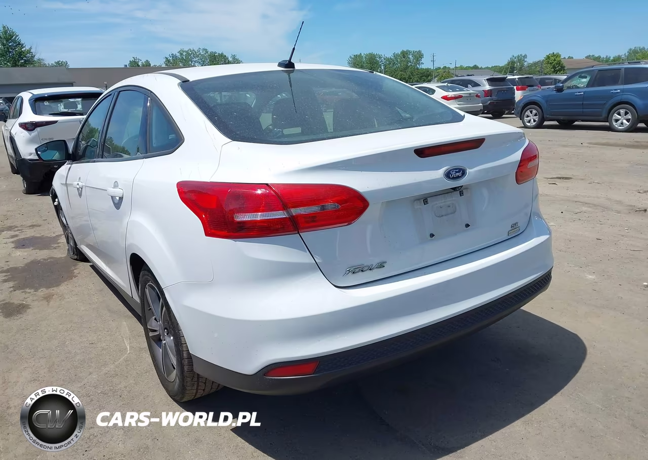 2018 Ford Focus Se VIN:1FADP3FE5JL203621 - 3