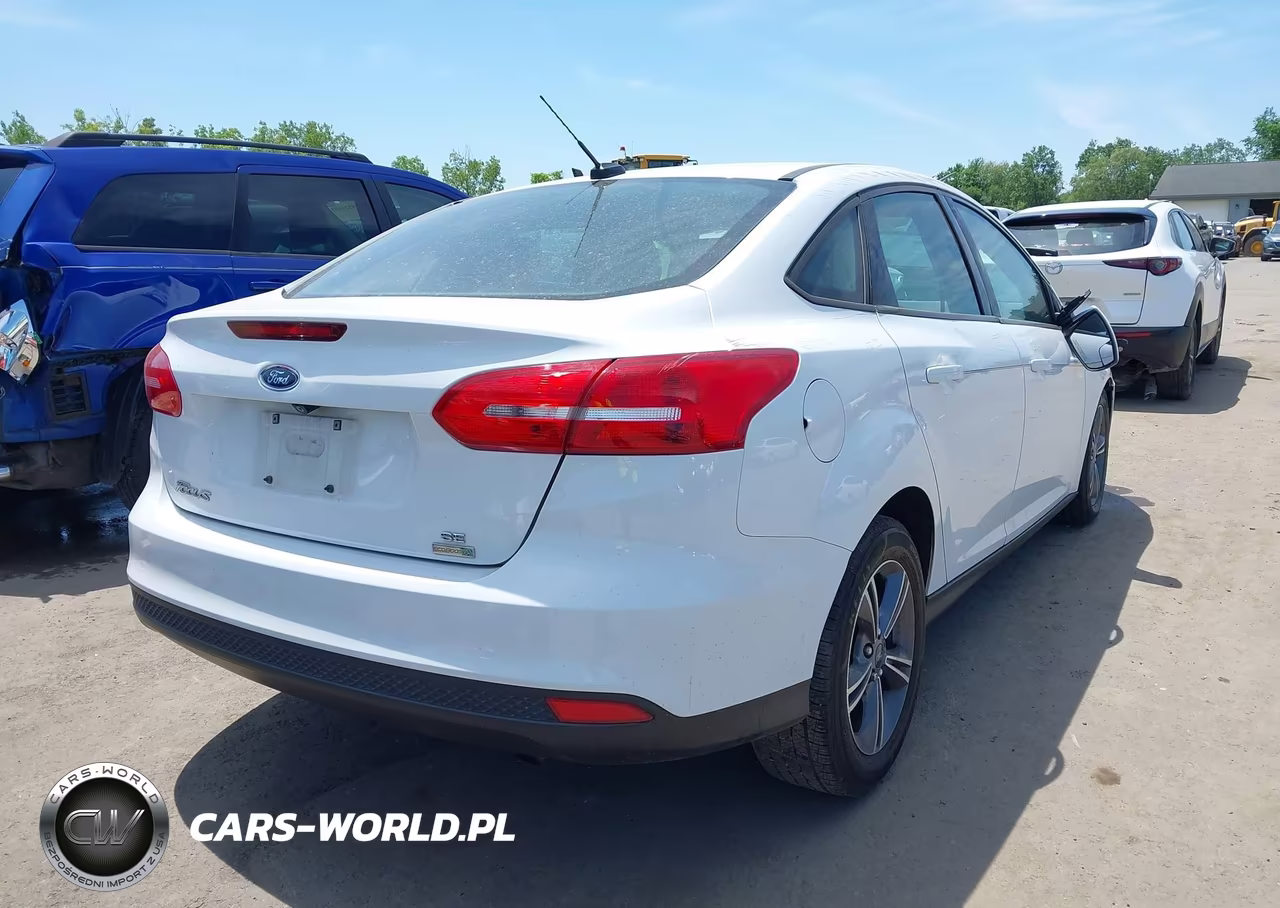 2018 Ford Focus Se VIN:1FADP3FE5JL203621 - 4